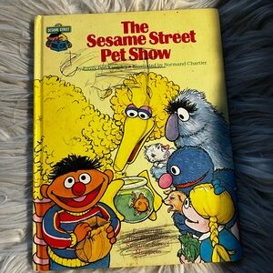 Sesame Street Pet Show Book with Colorful Characters
